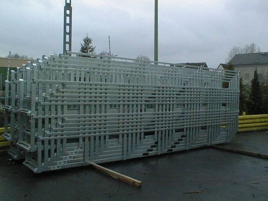 Sondergestelle für Langgut mit senkrechten Rungen auf dem Werkshof