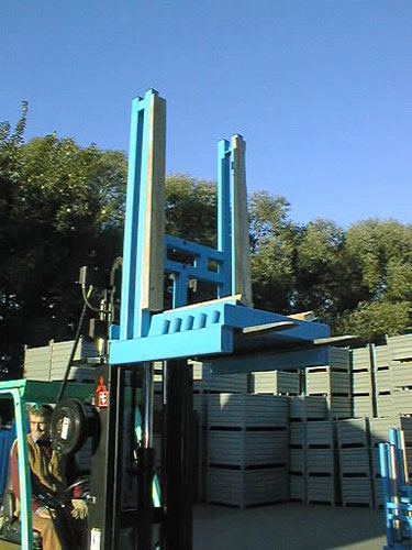 Coilgestell wird mit dem Gabelstapler transportiert