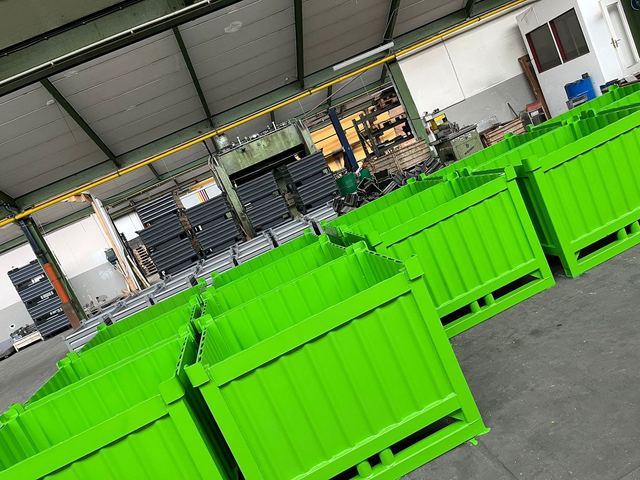 Sonderbehälter aus Stahl, grün lackiert, im Lager